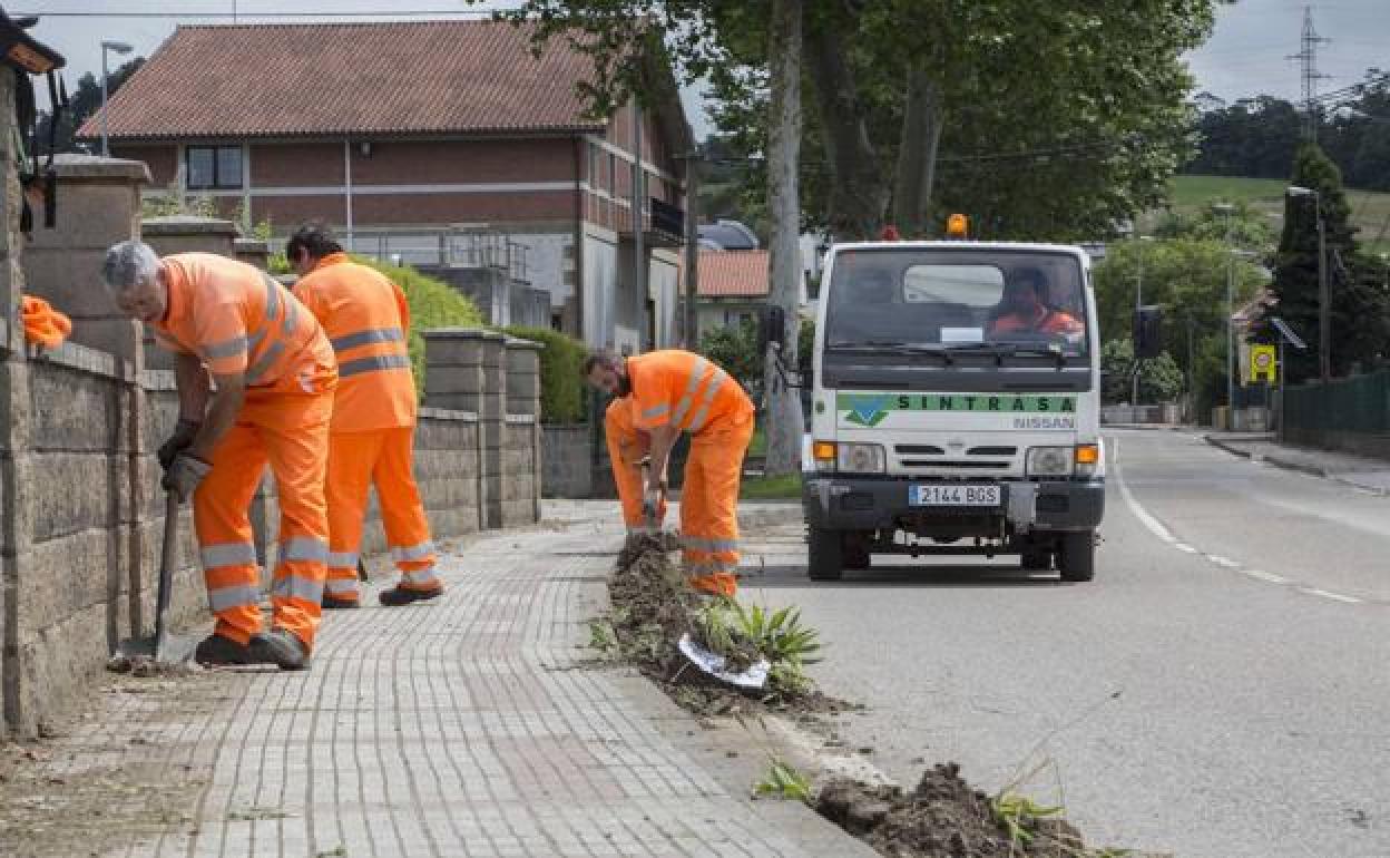 Tres trabajadores del servicio de limpieza viaria de Camargo, en una imagen de archivo 