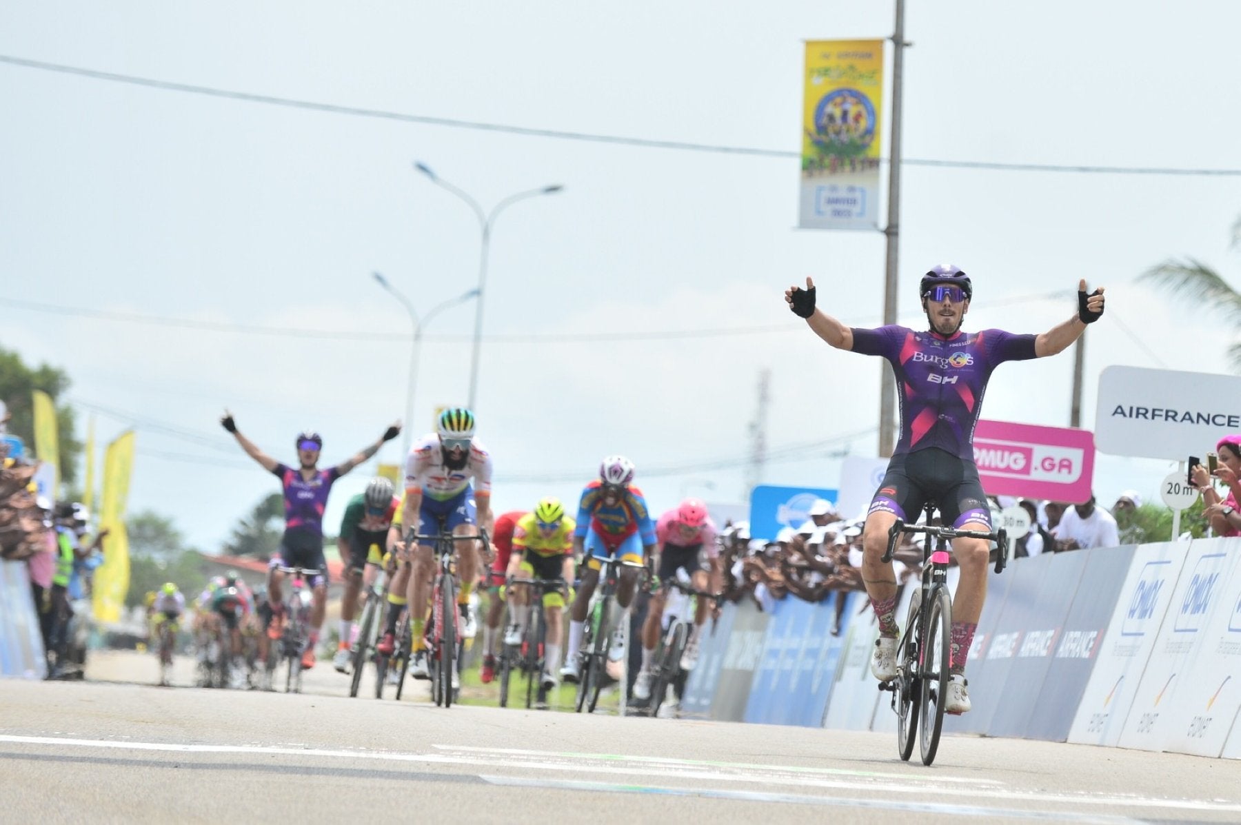 Miguel Ángel Fernández cruza la línea de meta en primer lugar. Al fondo, Angulo con los brazos en alto. 