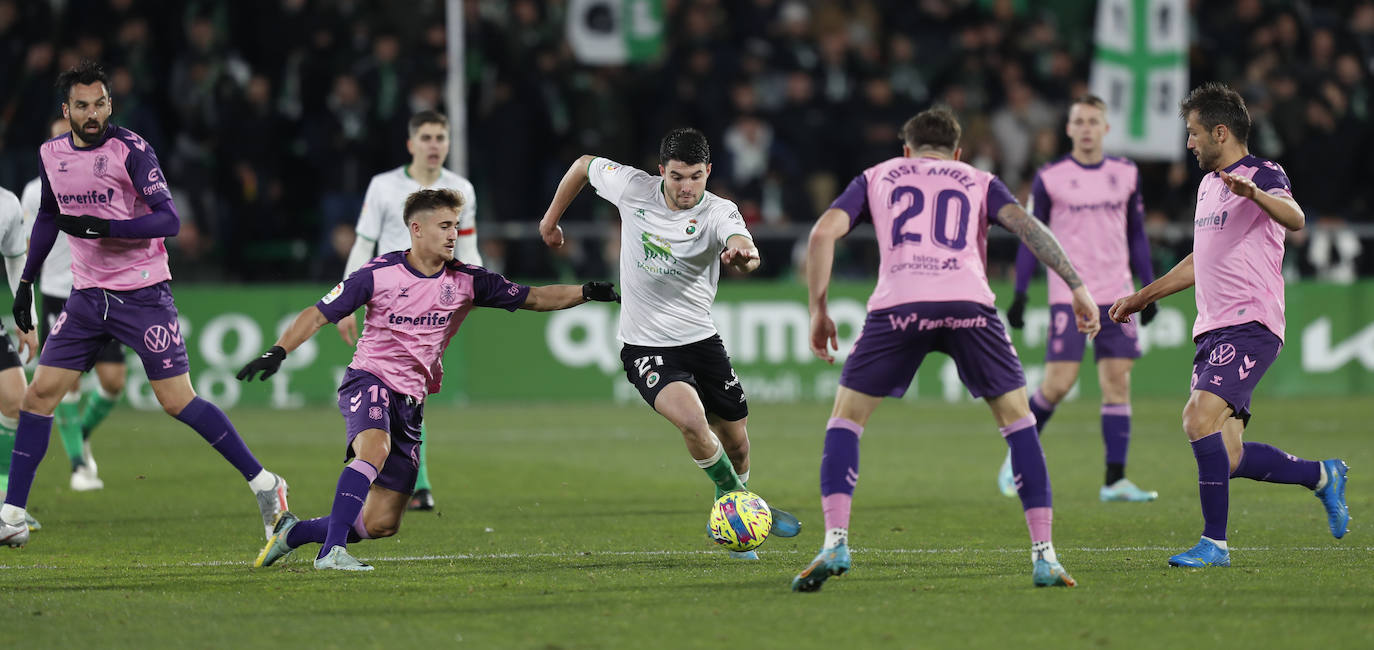 Un jugador verdiblanco trata de disparar a puerta ante el portero rival.