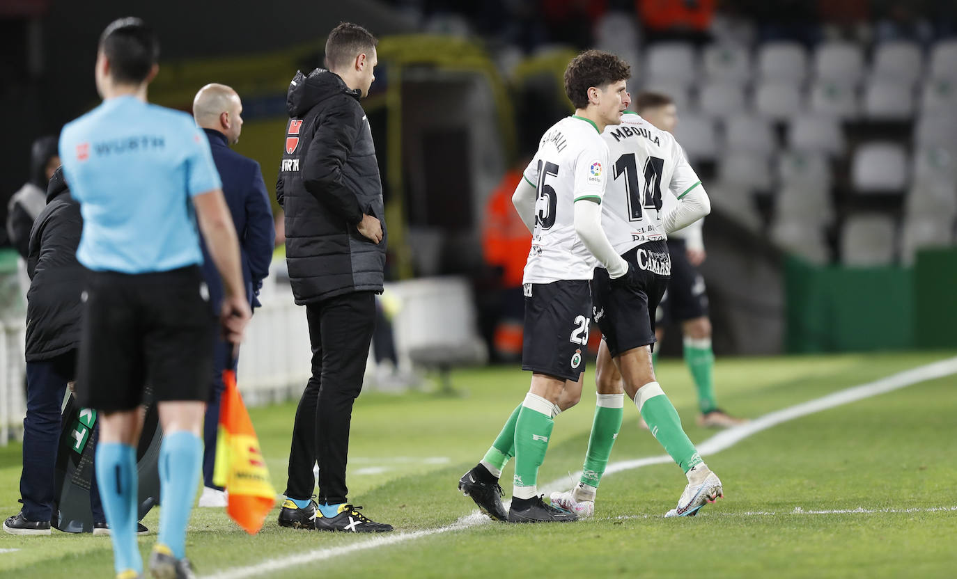 Un jugador verdiblanco trata de disparar a puerta ante el portero rival.