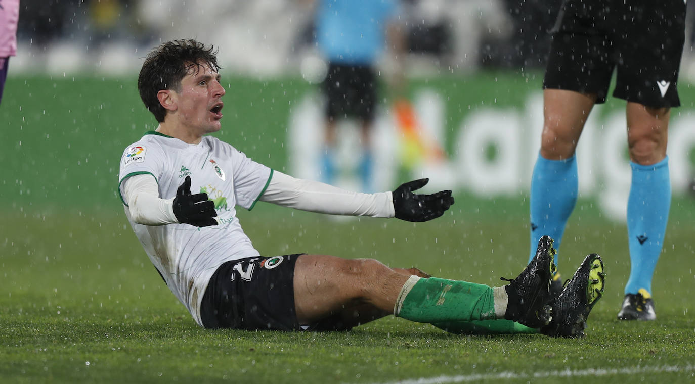 Un jugador verdiblanco trata de disparar a puerta ante el portero rival.