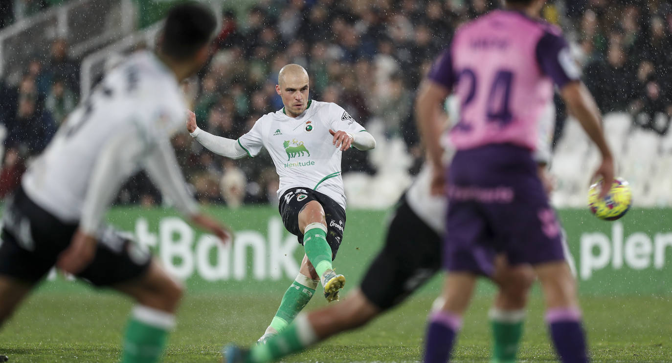 Un jugador verdiblanco trata de disparar a puerta ante el portero rival.