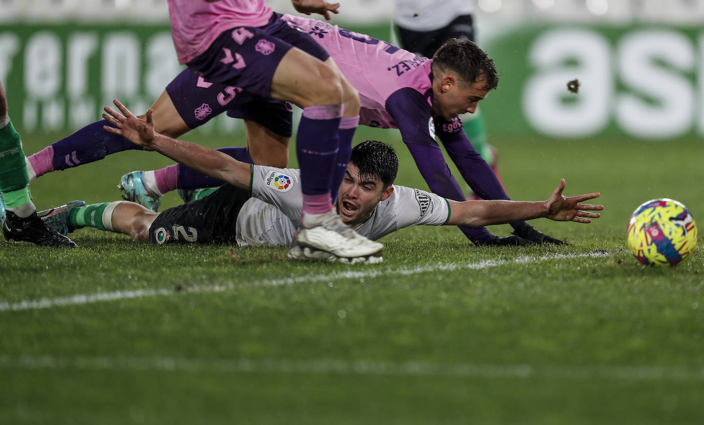 Un jugador verdiblanco trata de disparar a puerta ante el portero rival.