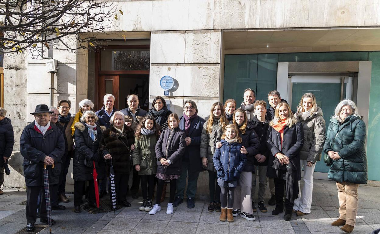 La alcaldesa con familiares y amigos de José Francisco Alonso, junto a la placa que recuerda al pianista en el portal de la casa en que vivió. 