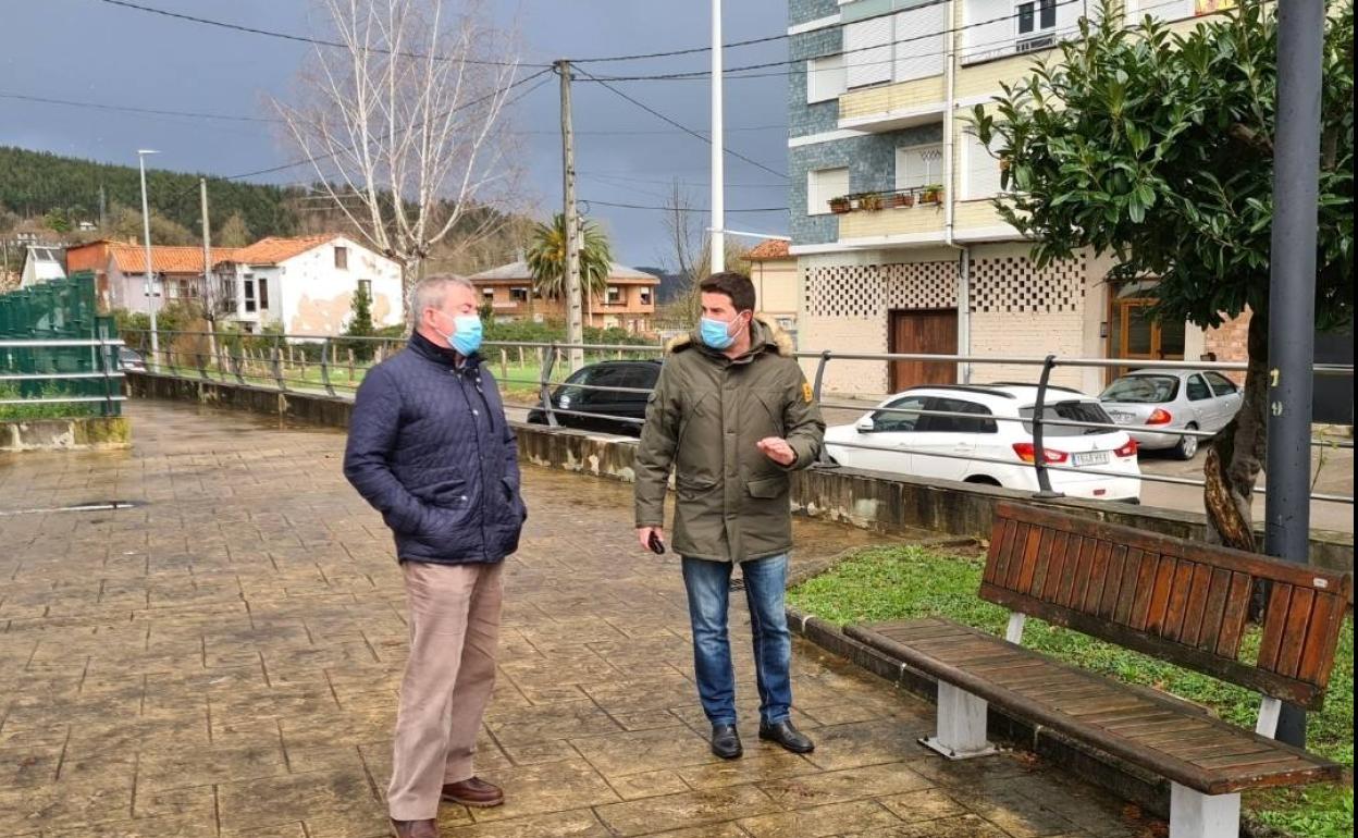 El concejal de Parques y Jardines, José Ángel Diego, y el primer teniente de alcalde y edil de Deportes, Luis Antonio Sañudo, ambos de AVIP. 