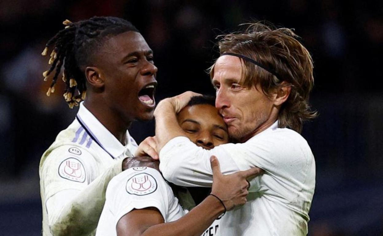 Luka Modric y Eduardo Camavinga celebrando el gol de Rodrygo frente al Atlético de Madrid.