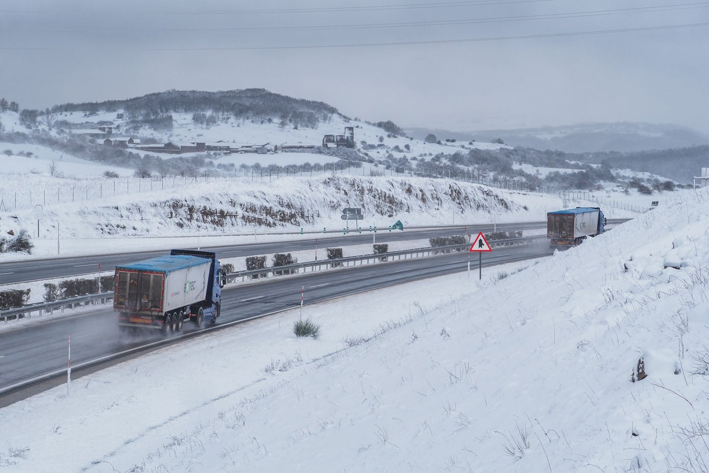 Fotos: La nieve vuelve a complicar el tráfico en la A-67