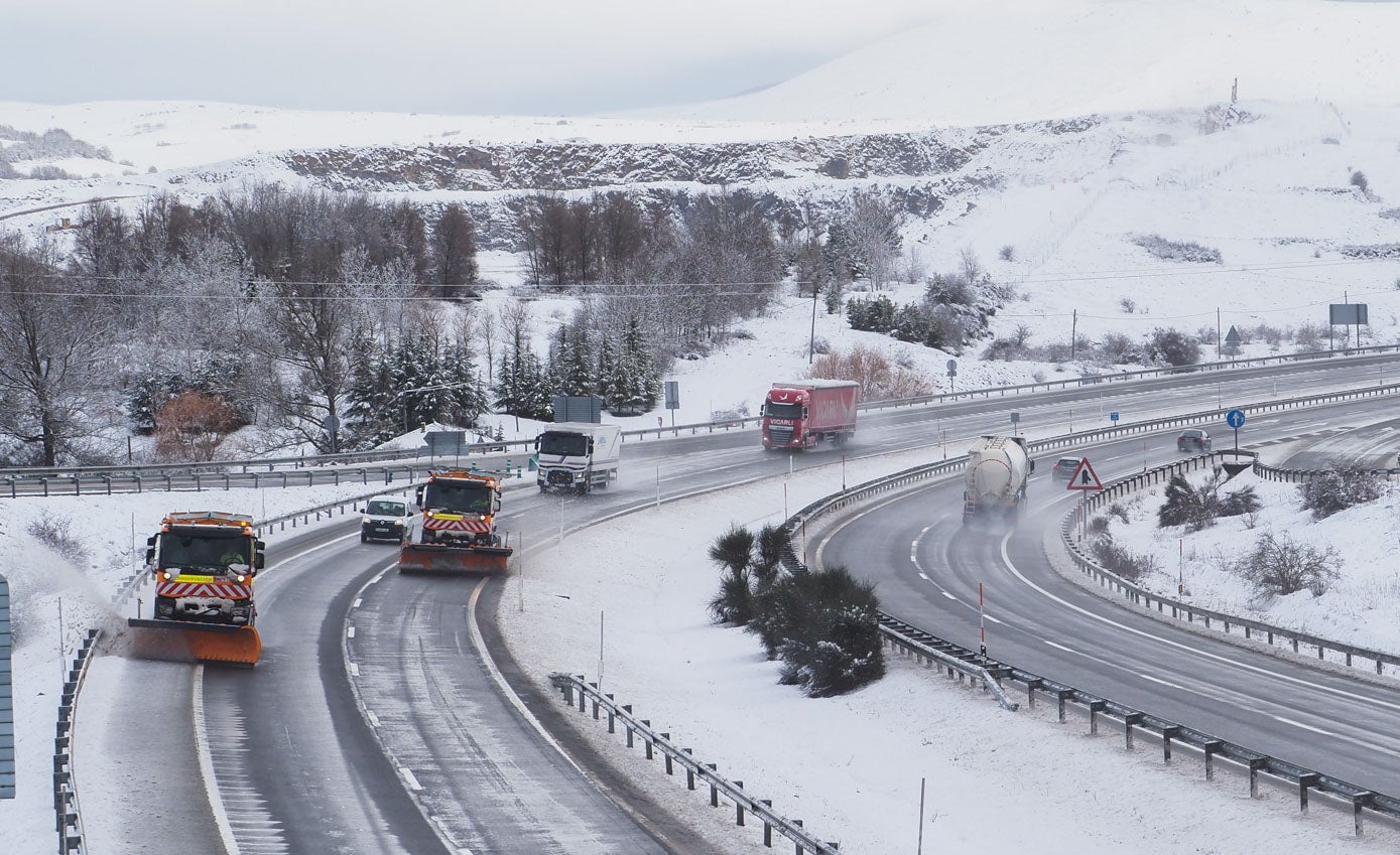 Fotos: La nieve vuelve a complicar el tráfico en la A-67