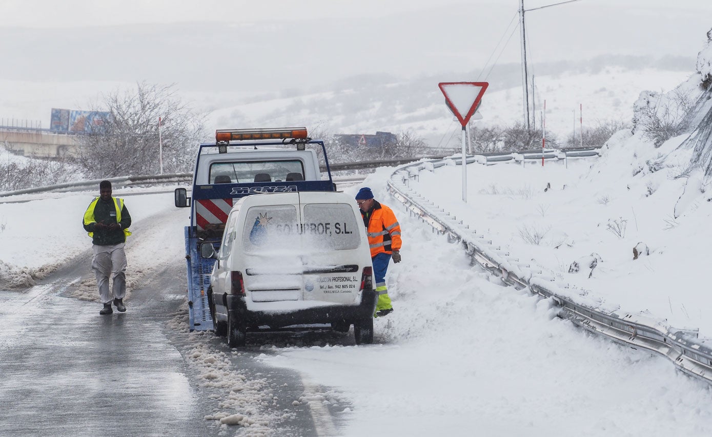 Fotos: La nieve vuelve a complicar el tráfico en la A-67