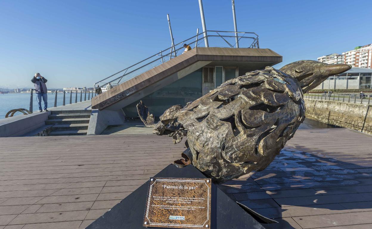 Imagen del monumento hace un año, cuando apareció roto.