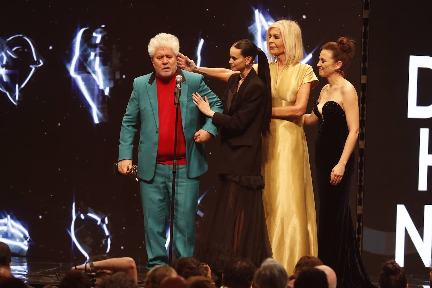 Pedro Almodóvar, junto a Milena Smit, Bibiana Fernández y Leonor Watling.