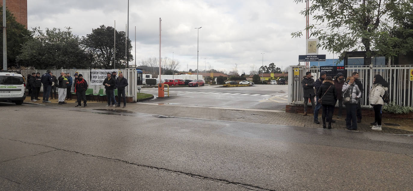 Fotos: Trabajadores de Aspla este domingo frente a la fábrica