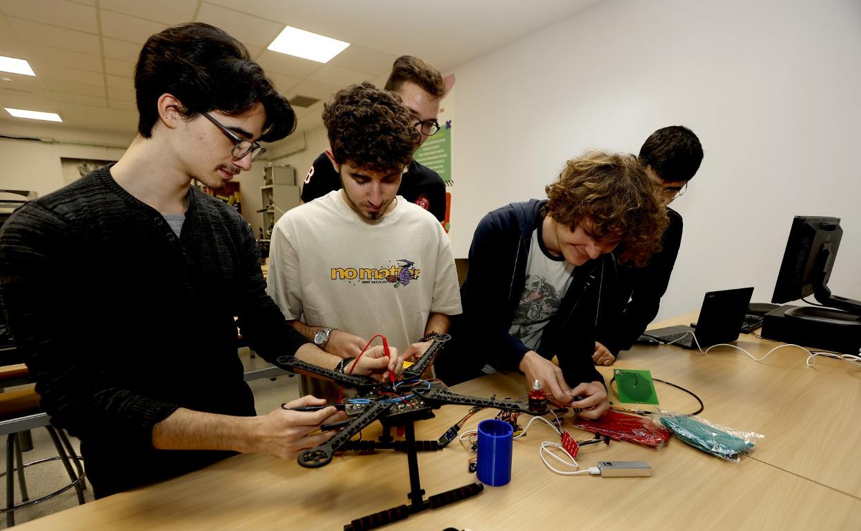 Los alumnos Francisco Sitjar, Lorenzo Ortega, Ismael Gómez, Natanael Sebastián y Joan Sitjar trabajan en el proyecto. 