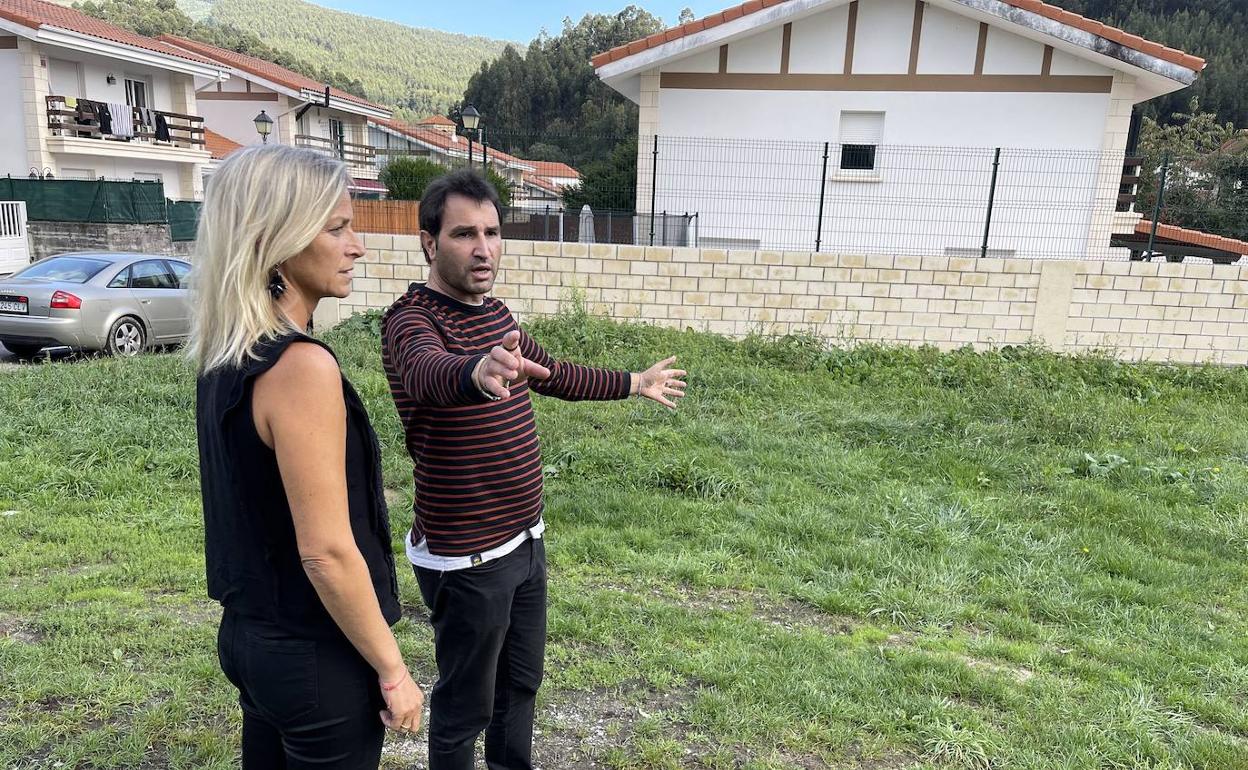 La alcaldesa de Castro y el pedáneo de Sámano, en la finca donde se construirá la pista multideporte 