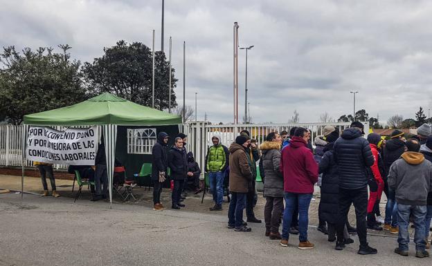 Trabajadores en huelga en uno de los accesos de la fábrica de Torrelavega.