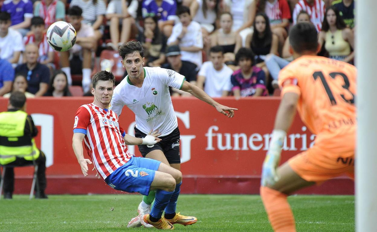 Marco Camus, durante el partido disputado ante el Sporting. 