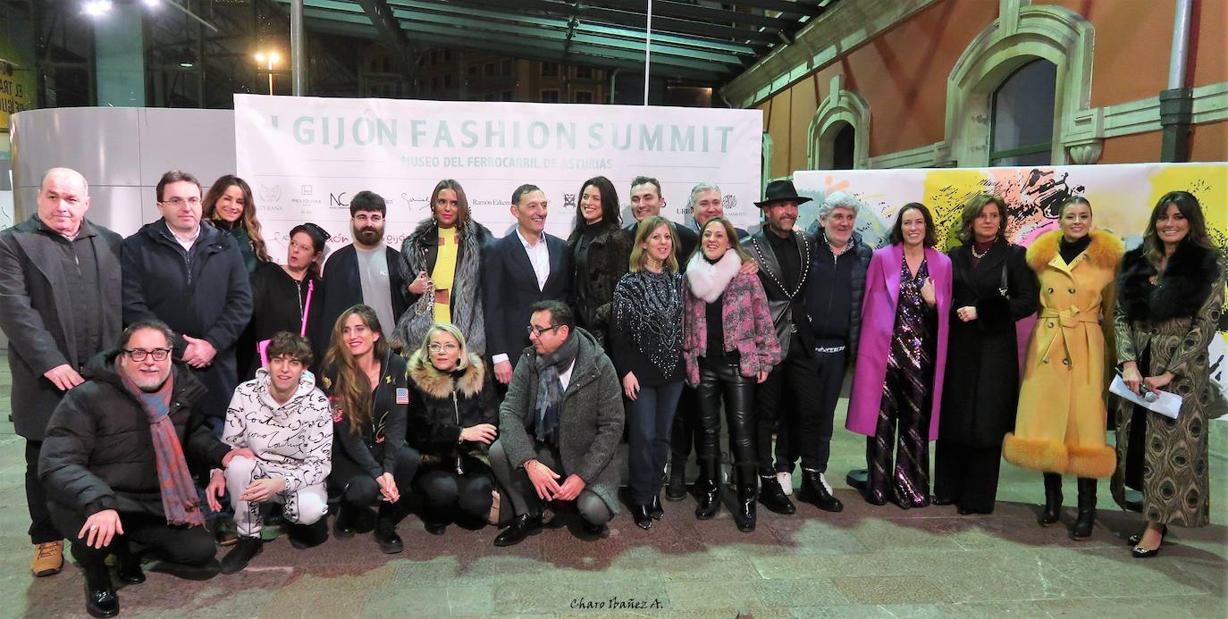 Foto de familia con autoridades, organizadores y participantes.