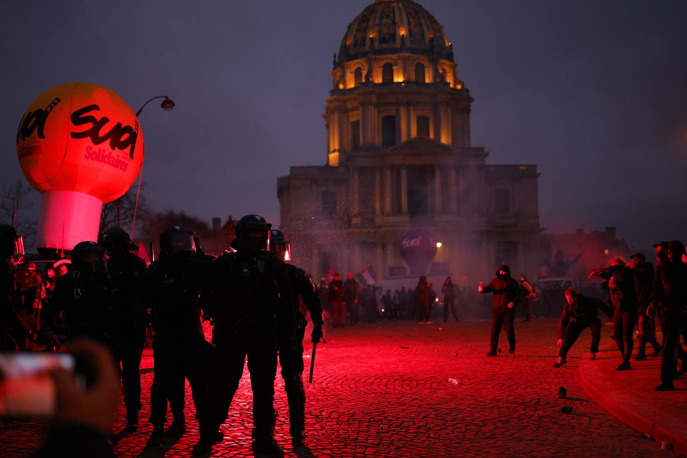 Los manifestantes se enfrentan con la Policía antidisturbios en la protesta de ayer contra la reforma del sistema de pensiones 