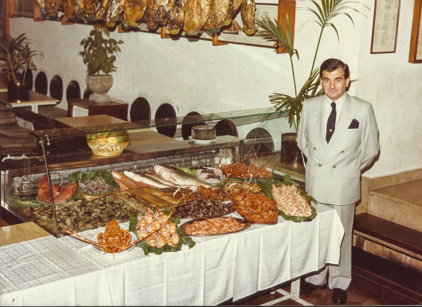 Antonio Núñez junto al mostrador de pescados y mariscos del restaurante, donde solo entraban los mejores ejemplares. 