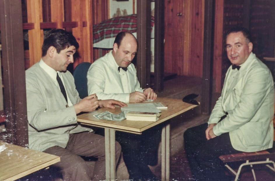 Toñín, a la izquierda, junto a su primo Antonio Seoane y Julián. Juntos  prepararon el menú que se sirvió en la inauguración del Monumento al Indiano en Peña Cabarga. 