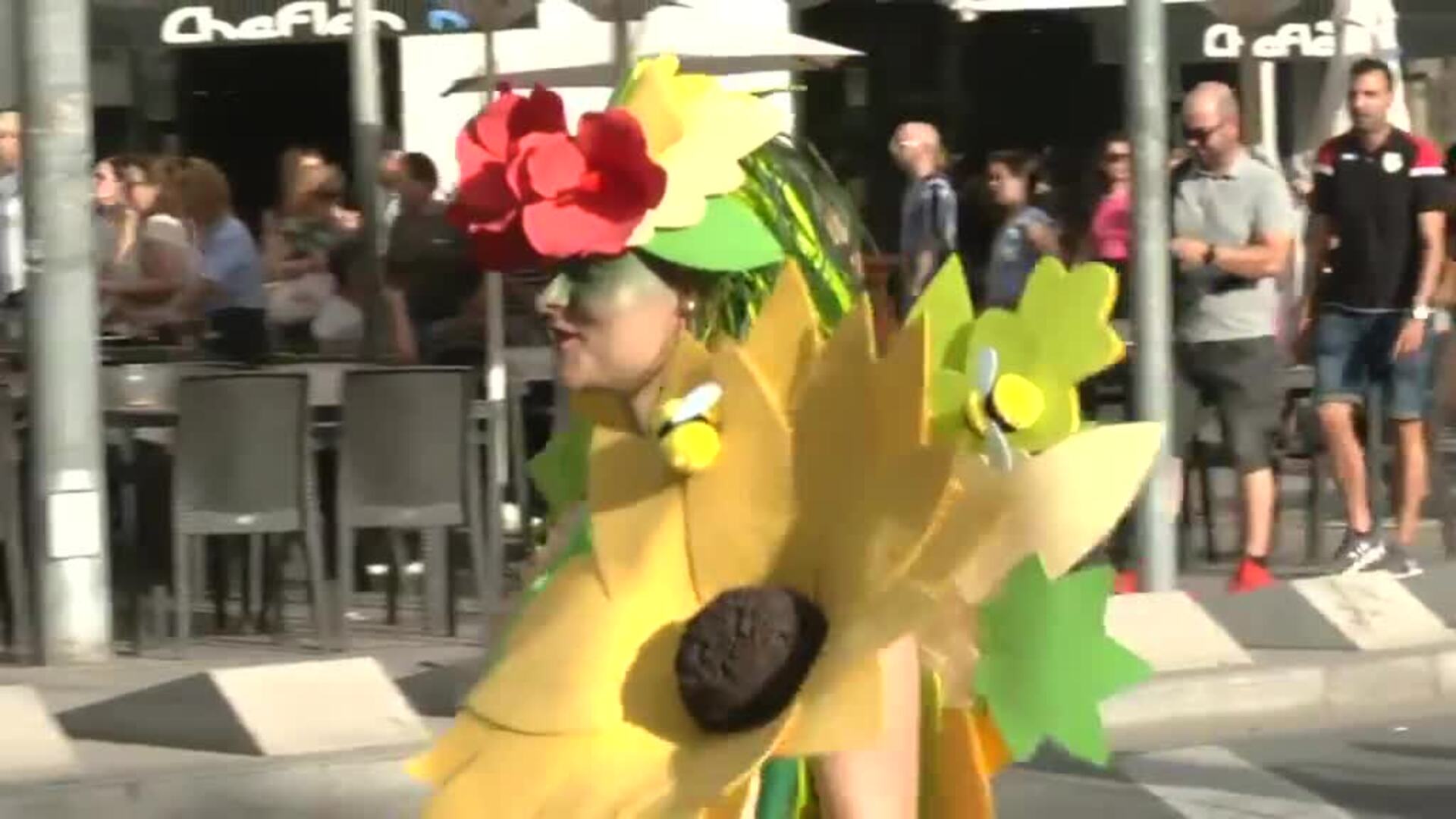 La alegría y el color invaden Alicante con un Desfile del Ninot multitudinario