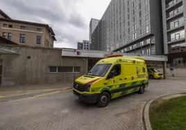 Trasiego de ambulancias a la puerta del servicio de Urgencias del Hospital Valdecilla