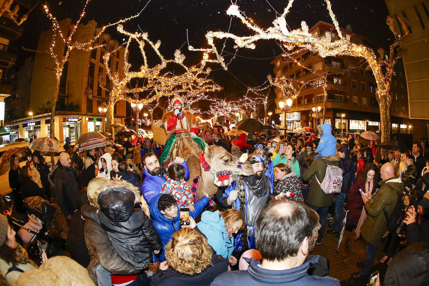 El Cartero Real se ha dado un baño de masas por las calles de Torrelavega anunciando la llegada de sus Majestades Melchor, Gaspar y Baltasar.