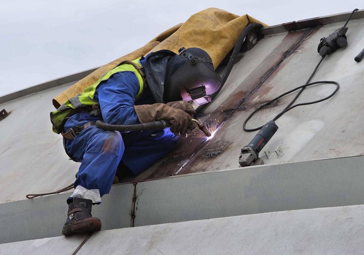 Un operario realiza una soldadura en una industria cántabra.