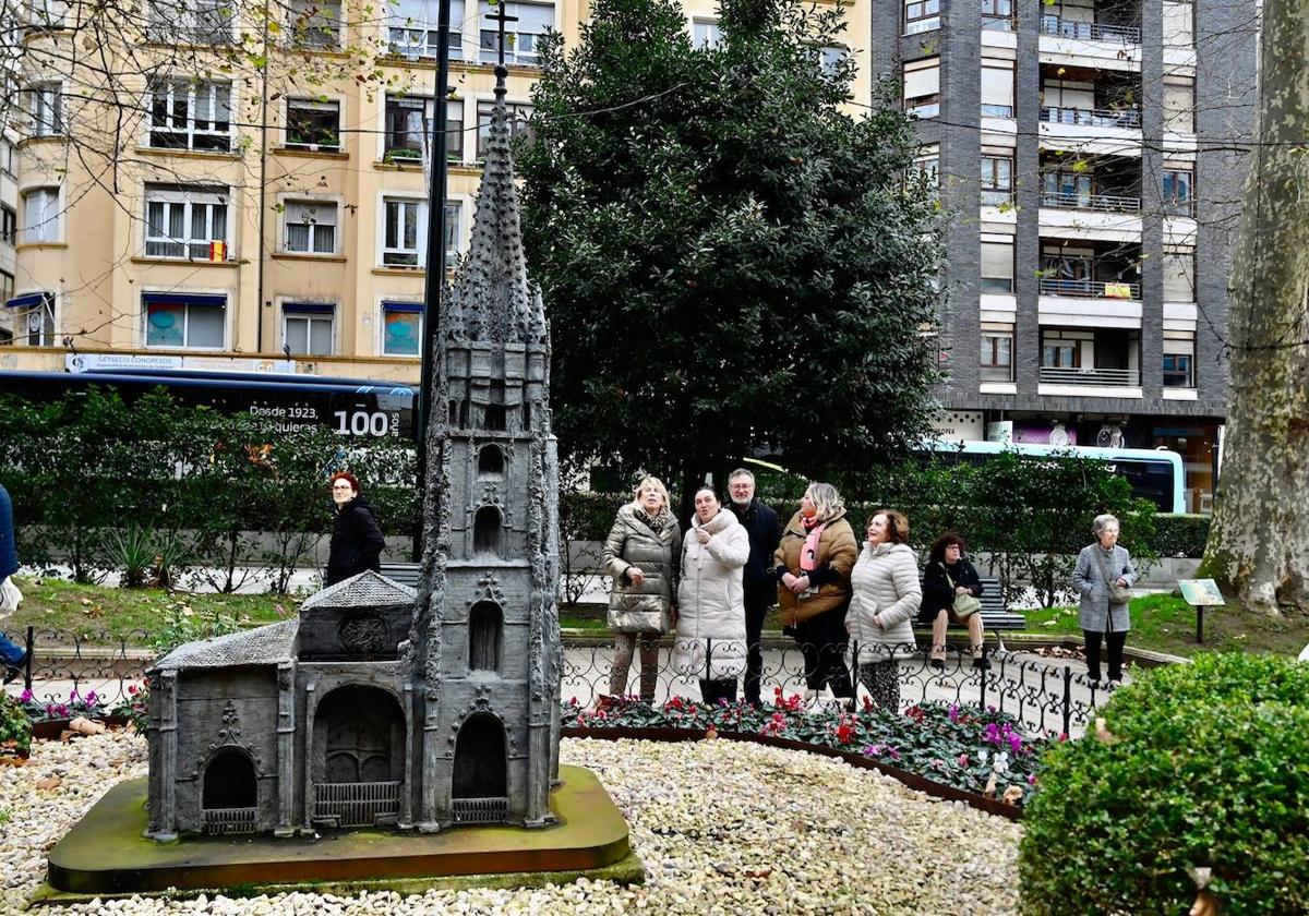 Las concejalas de Cultura y Barrios, Noemí Méndez y Lorena Gutiérrez, frente a la obra restaurada.