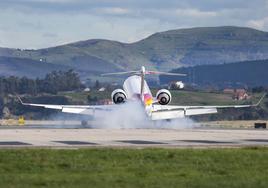 Un avión aterriza en el Seve en una jornada de viento sur.