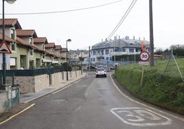 Una de las calles de Torres Arriba en la que el Consistorio ha prohibido aparcar.