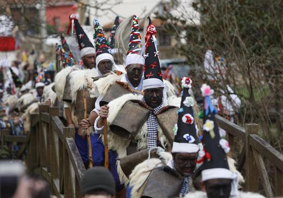 Protagonistas de La Vijanera en Silió ataviados con sus peculiares trajes de esta fiesta.