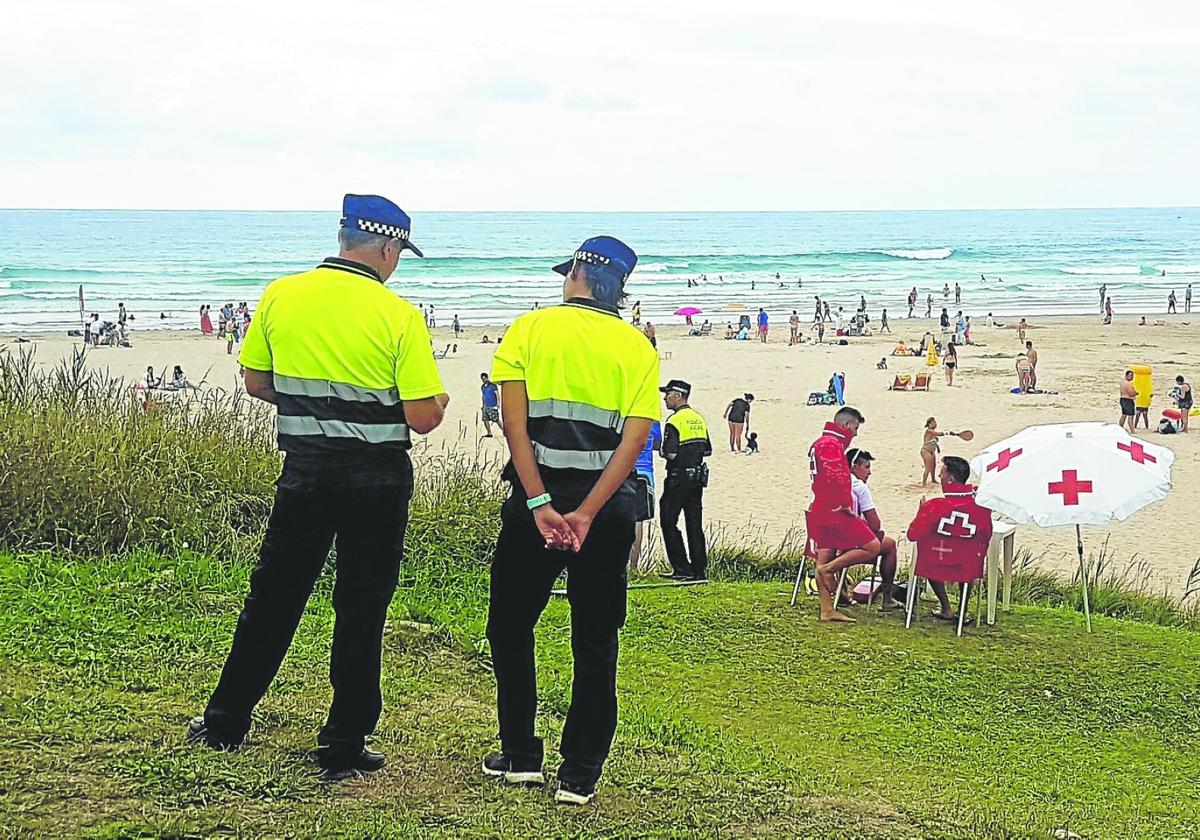 Agentes de la Policía Local de San Vicente vigilan las playas del municipio.