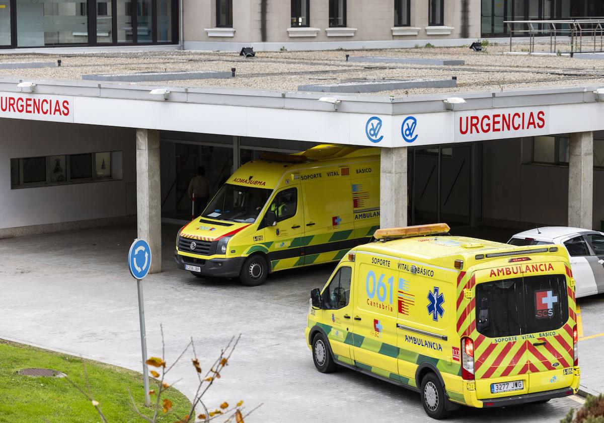 Ambulancias a la entrada de Urgencias de Valdecilla