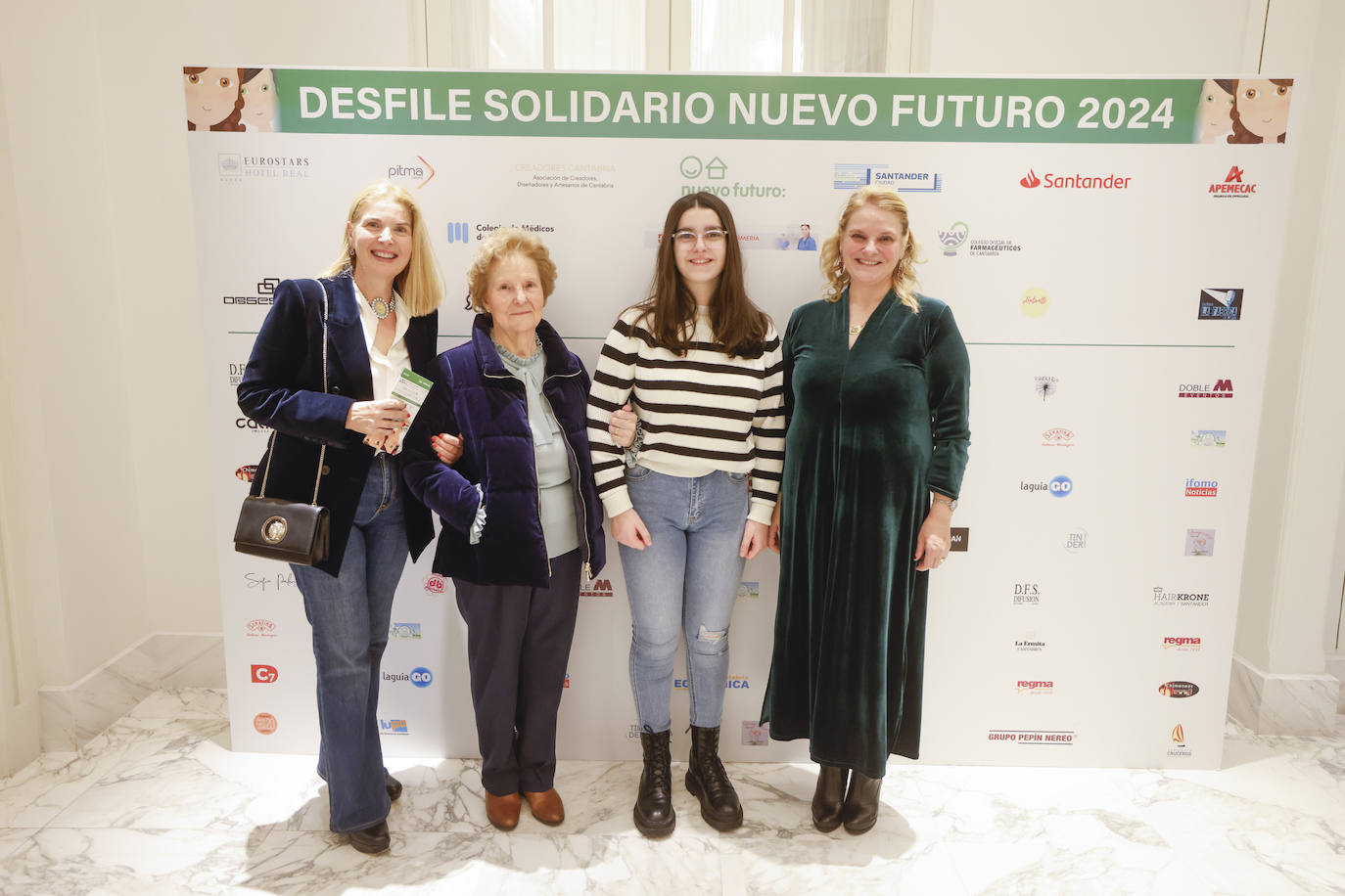 Amparo Salmón, Julia García de los Salmones, Valeria Salmón y Consuelo García de los Salmones.