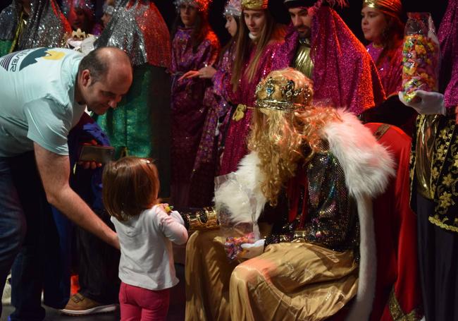 Una niña charla con Melchor durante la cabalgata del año pasado en Piélagos.