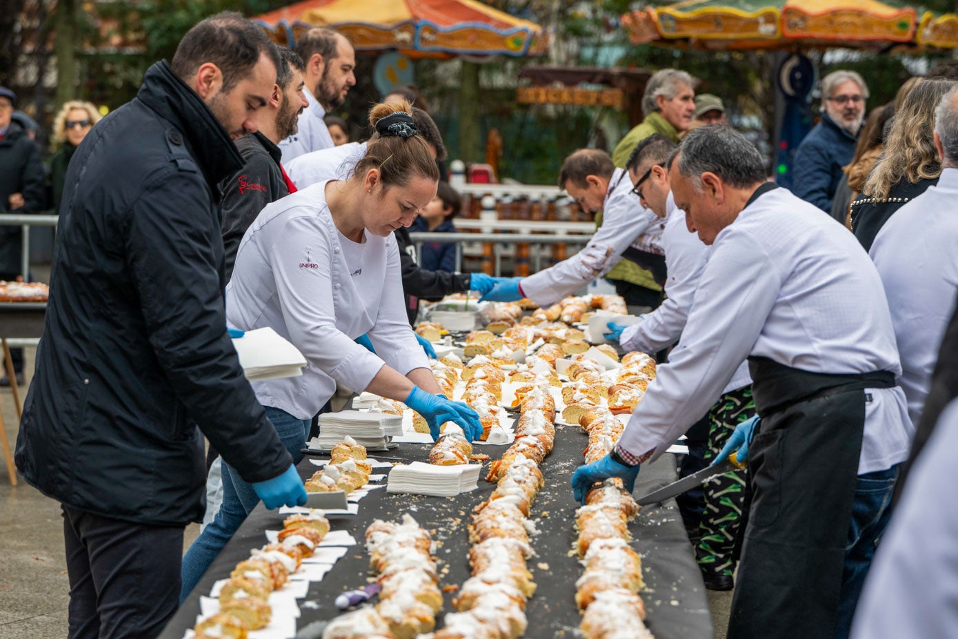 Cocineros organizan la distribución del dulce navideño antes de repartirlo. 