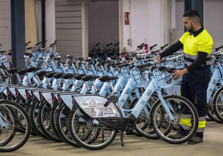 Uno de los trabajadores del servicio de bicicletas eléctricas, ayer, en la nave en la que se encuentran todas las unidades.