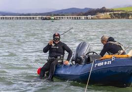 David Vaquero y su hermano Pedro se disponen a pescar en la bahía de Santander.