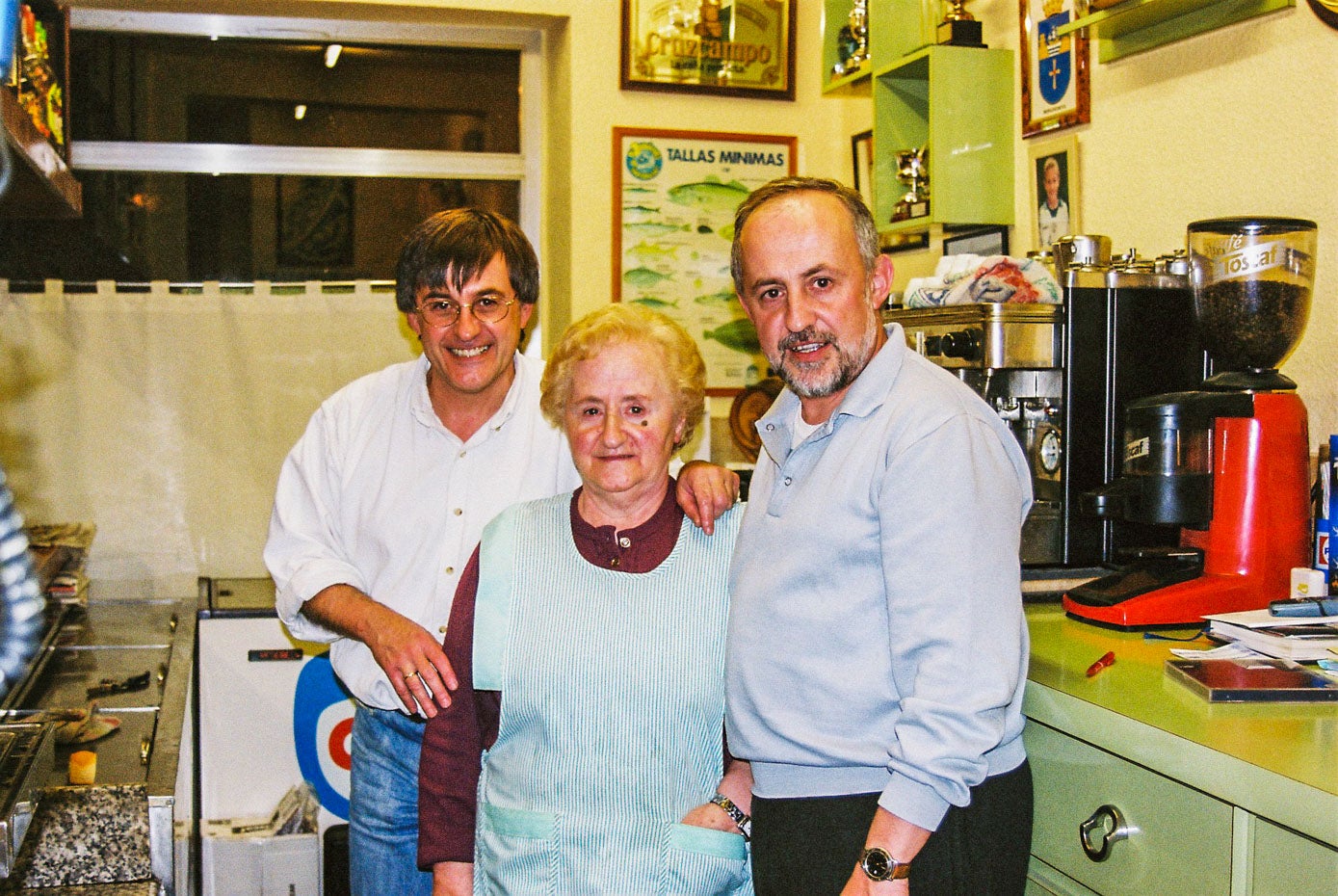 Toñín y José Sánchez junto a su madre Flori en el bar.