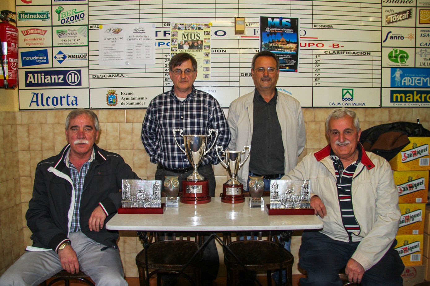 José Ignacio, Toñín, Tino y Tolín entregando premios en el Bar Sánchez.