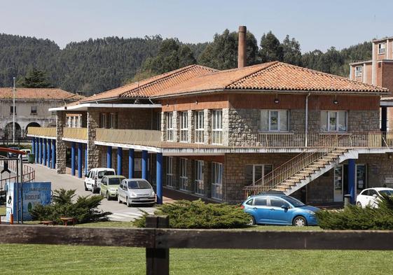 Edificio del complejo deportivo Óscar Freire, junto a los terrenos de la antigua Sniace, en Torrelavega.