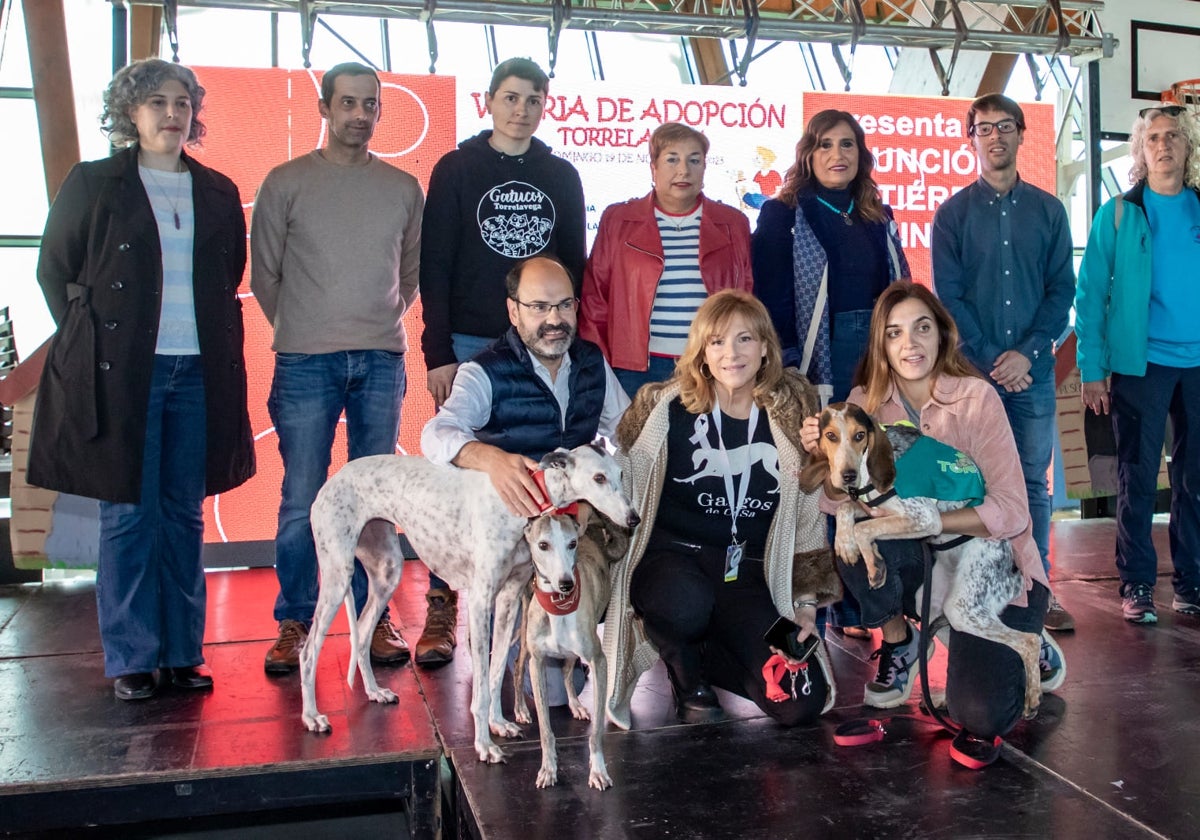 Miembros de la Corporación municipal y de otros colectivos del sector posan con algunos perros, el año pasado, en la Feria de Adopción de Torrelavega, celebrada en el pabellón Sergio García.