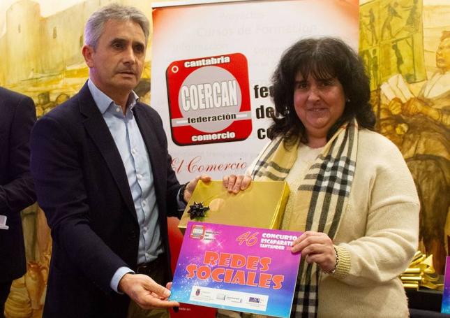 Tomás Dasgoas entrega el premio a redes sociales a la floristería Bea, la de las Flores