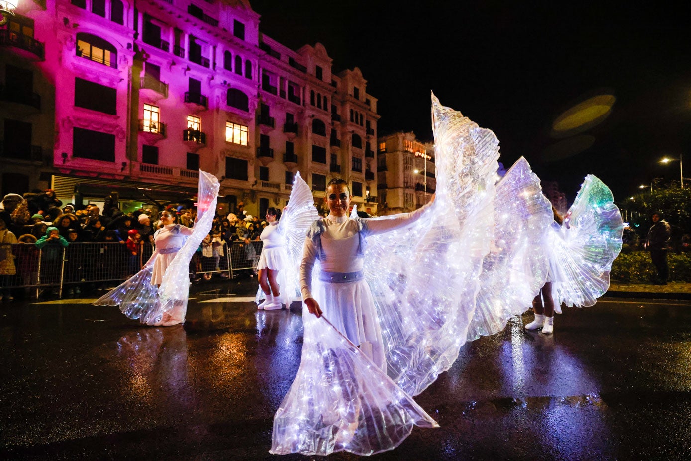 Vestidos llenos de luces recorrieron Santander