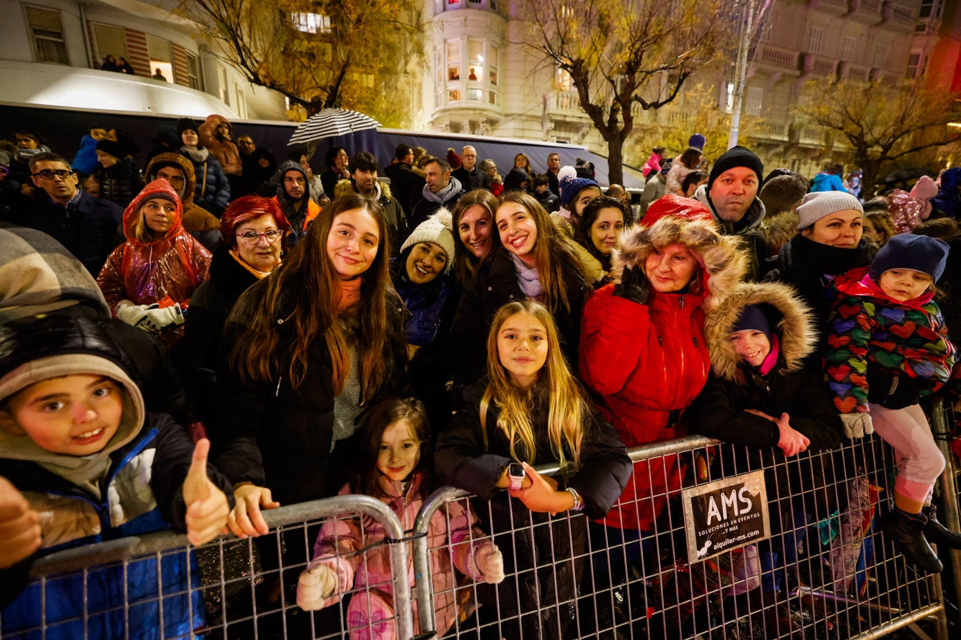 Decenas de miles de personas se acercaron a ver la Cabalgata de los Reyes Magos