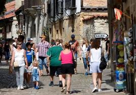 Turistas pasean por Santillana del Mar