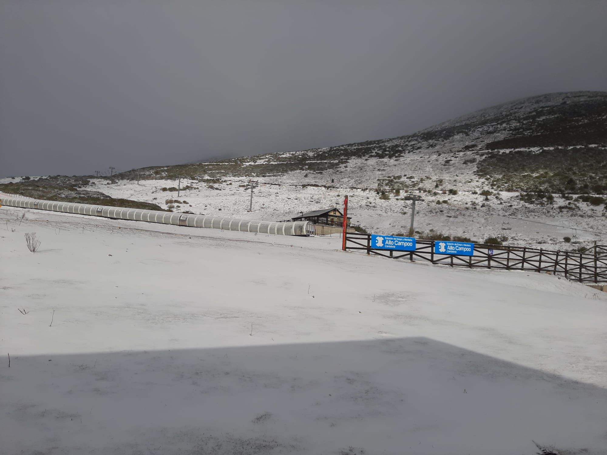 Acceso en la estación de esquí. En la imagen, el gusano de Alto Campoo, en la pista de debutantes. Se trata de una cinta mecánica que sube hasta el primer remonte.