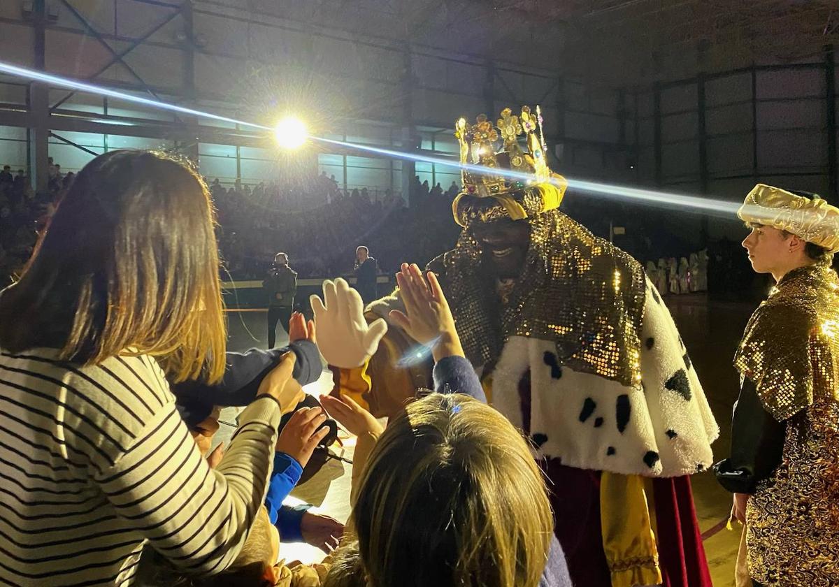 Multitudinaria acogida a los Reyes Magos en Laredo