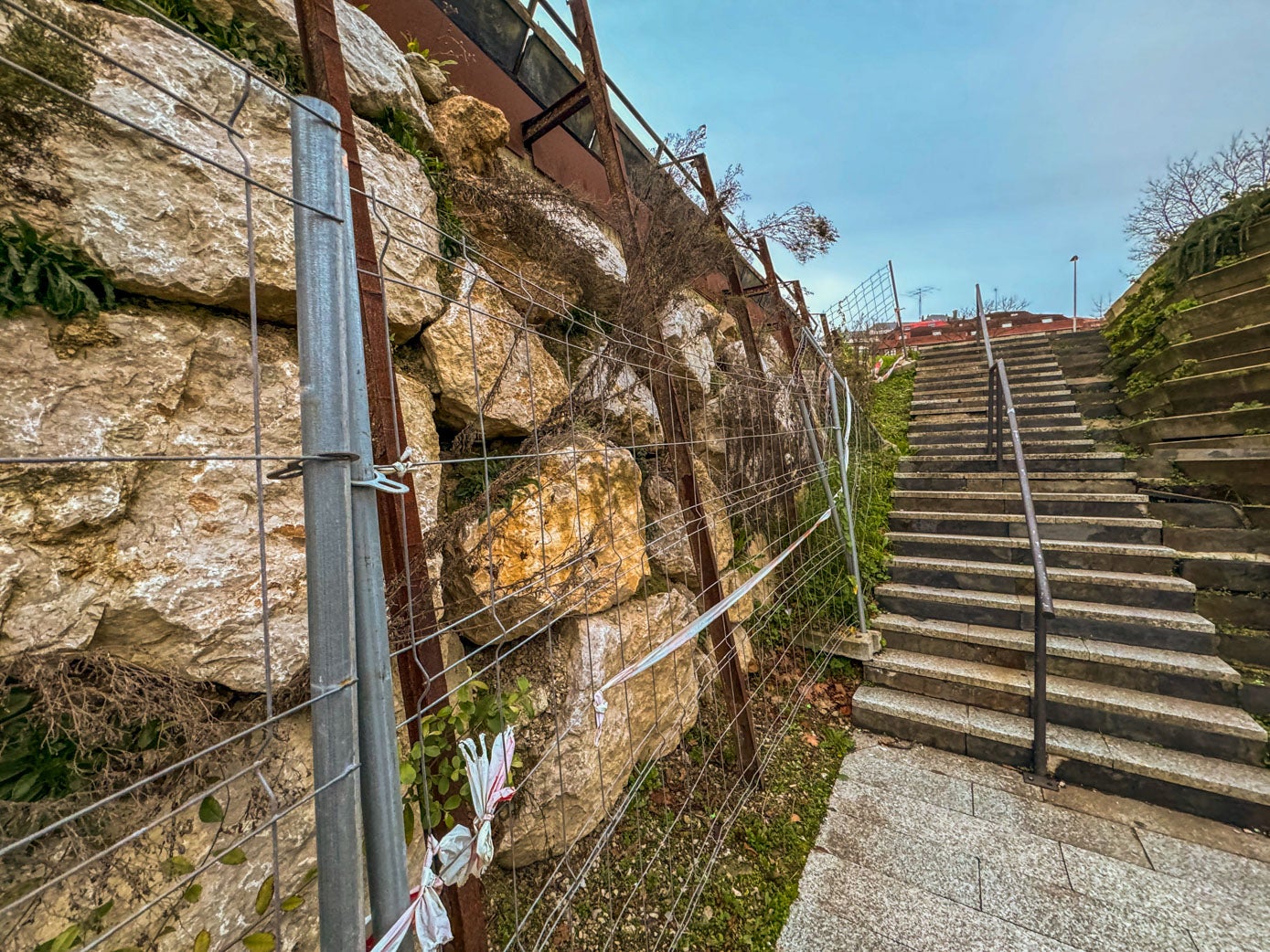 La pared de uno de los accesos está vallada.